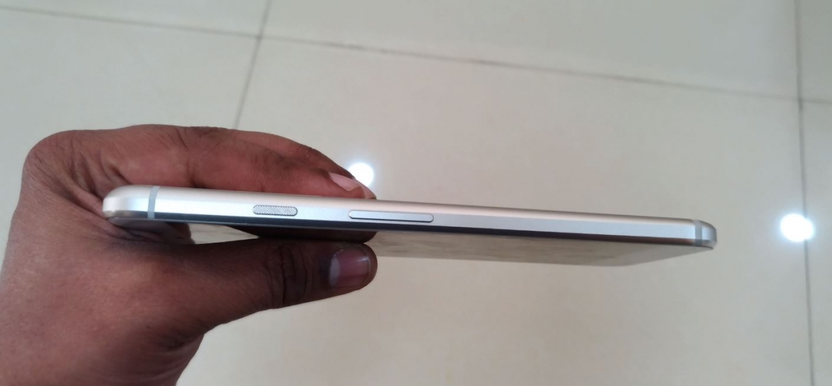 Google Pixel XL right side edge with power and volume rocker Google Pixel XL, review, Pixel XL review, design language, Pixel XL design review