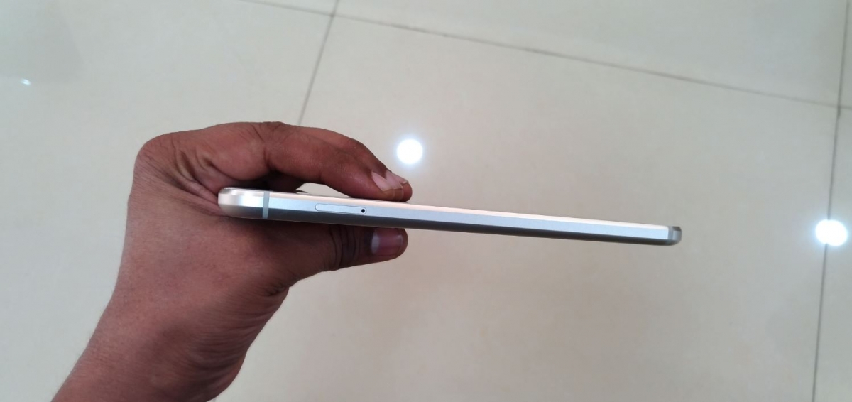 Google Pixel XL left edge with SIM tray Google Pixel XL, review, Pixel XL review, design language, Pixel XL design review