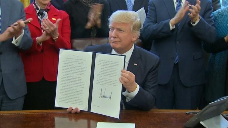 Trump signs executive order for lean government