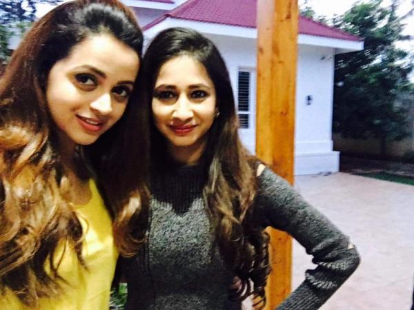 Bhavana with Manvitha Harish on the sets of Tagaru. Bhavana with Manvitha Harish