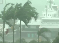 Cyclone Debbie batters coastal areas in Australia