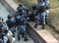 Police in Moscow beat protester at anti-corruption rally