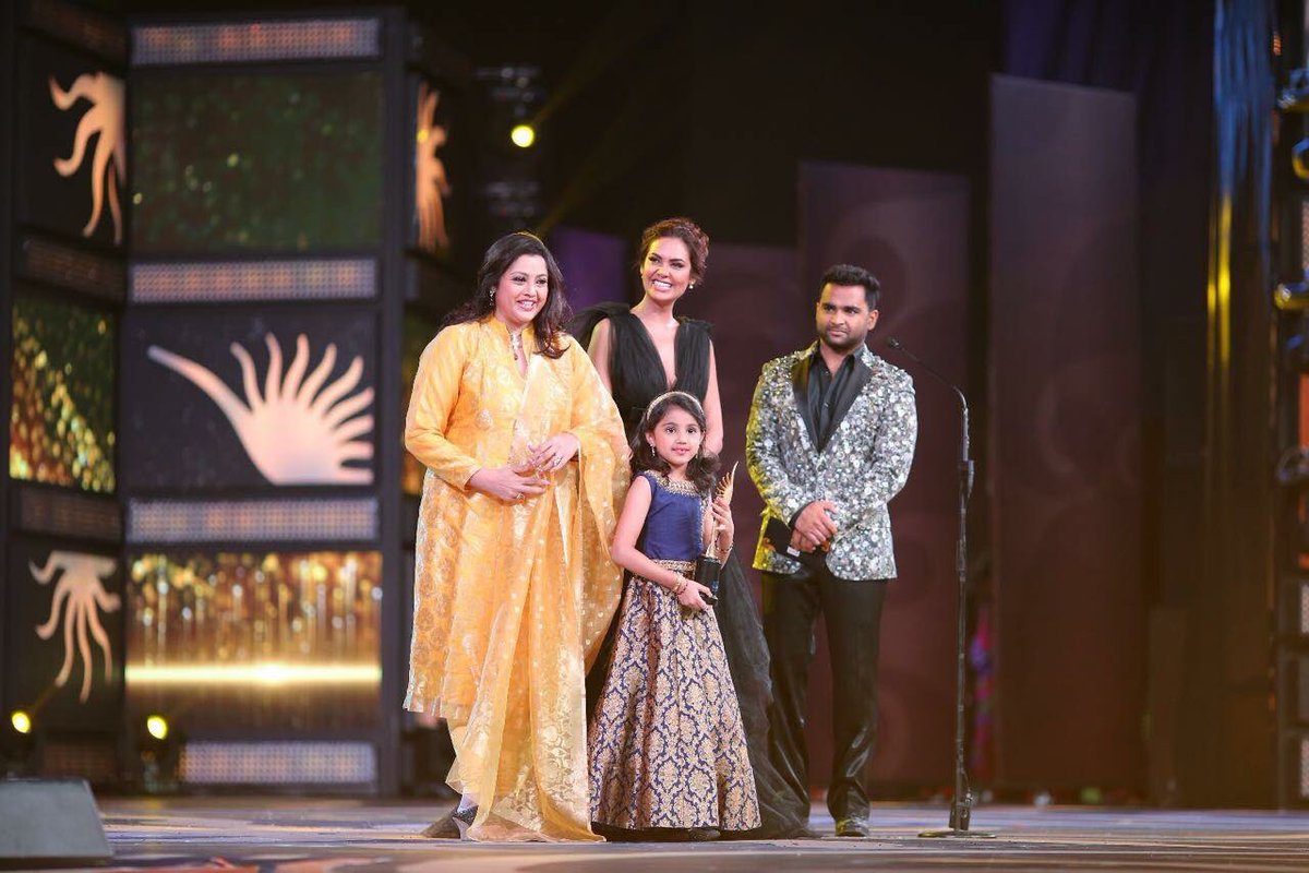 Meena's daughter Nainika receiving an Award at IIFA Utsavam