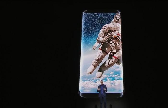 Justin Dension, Samsung America head explaining Infinity display of Galaxy S8 series Samsung Galaxy S8 display, Infinity display
