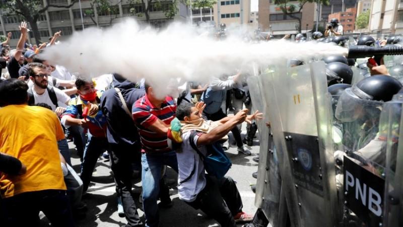 Anti-Maduro protesters clash with Venezuela police after government blocks opposition march Anti-Maduro protesters clash with Venezuela police after government blocks opposition march