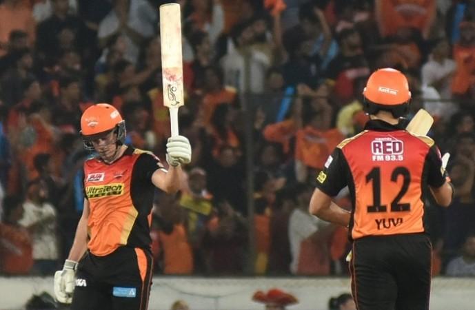 Moises Henriques raises his bat after completing his half-century, April 5, 2017 Moises Henriques, SRH, RCB, IPL 2017, Yuvraj Singh