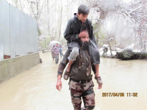 Indian Army rescues people from water clogged areas of Kashmir Indian Army rescues people from water clogged areas of Kashmir