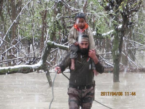 Indian Army rescues people from water clogged areas of Kashmir Indian Army rescues people from water clogged areas of Kashmir
