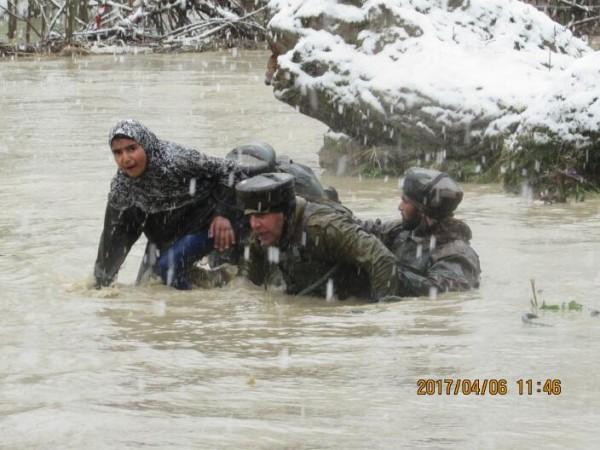 Indian Army rescues people from water clogged areas of Kashmir Indian Army rescues people from water clogged areas of Kashmir
