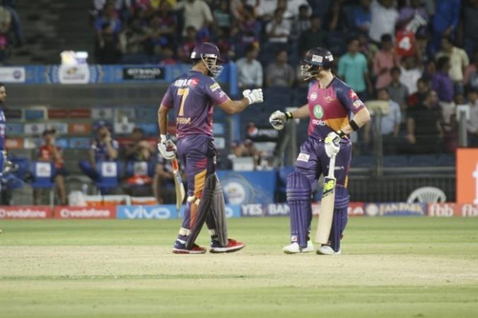 MS Dhoni and Steve Smith during their partnership in IPL 2017 Match 2, April 6, 2017 MS Dhoni, Steve Smith, RPS, IPL 2017, Kings XI Punjab