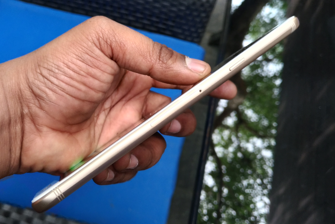 Samsung Galaxy C7 Pro right side frame featuring power button on top with SIM tray slot below it Samsung, Galaxy C7 Pro, hands-on review, first impression