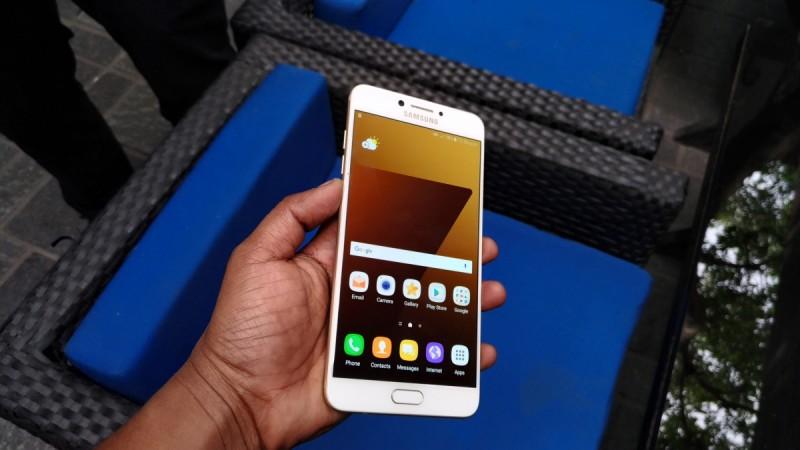 The metal-clad Galaxy C7 Pro is currently available in navy blue and gold colour options. Samsung Galaxy C7 Pro