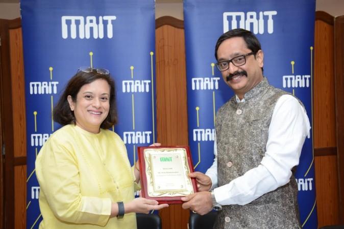 Debjani Ghosh, outgoing president, MAIT, symbolically handing over charge to Nitin Kunkolienker. mait, appointments, mait appoints nitin as president, mait vp harish krishnan