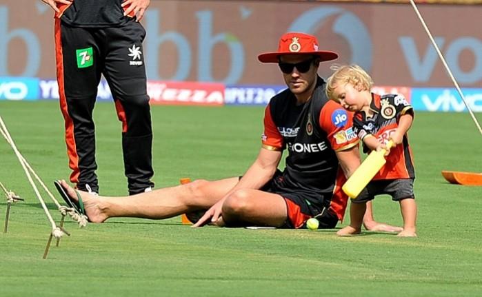 AB De Villiers watches his son play a bit of cricket AB De Villiers, son, RCB, IPL 2017, Mumbai Indians