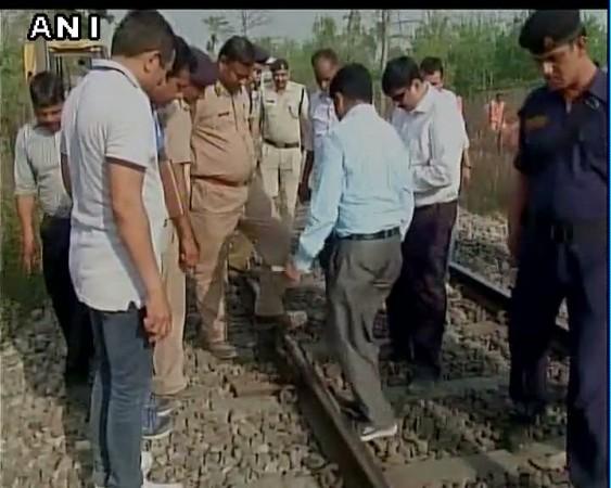 The ATS team inspects Meerut-Lucknow Rajya Rani Express derailment spot. The ATS team inspects Meerut-Lucknow Rajya Rani Express derailment spot.