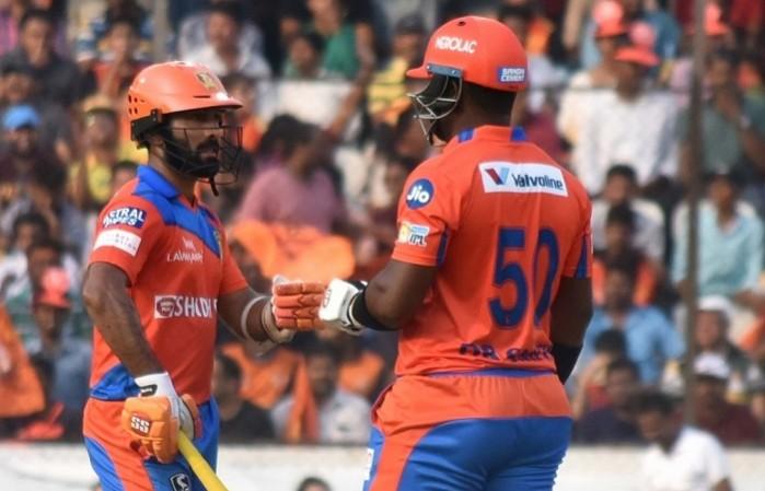 Dinesh Karthik and Dwayne Smith Dinesh Karthik, Dwayne Smith, Gujarat Lions, Royal Challengers Bangalore, IPL 2017