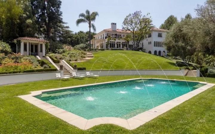 Hollywood style swimming pool with arched fountains Angelina Jolie