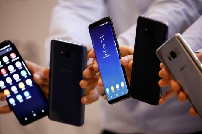 Models pose with Samsung Electronics' Galaxy S8 smartphones during a media event at a company's building in Seoul, South Korea, April 13, 2017. Samsung Galaxy S8