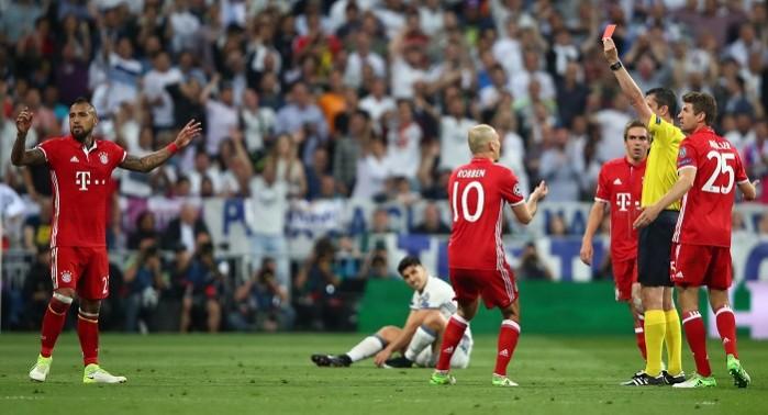 Arturo Vidal reacts in disbelief as Viktor Kassai shows him a red card, April 18, 2017 Arturo Vidal, Viktor Kassai, Bayern Munich, Real Madrid, Champions League