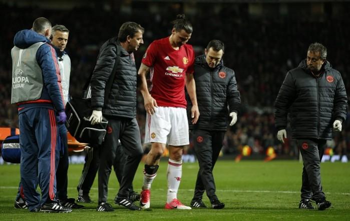 Zlatan Ibrahimovic limps off the pitch after injuring his knee, April 20, 2017 Zlatan Ibrahimovic, Manchester United, Europa League, Anderlecht, Quarterfinals