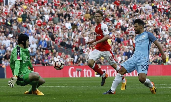 Sergio Aguero scores the opening goal of the FA Cup semifinal, April 23, 2017 Sergio Aguero, Manchester City, Petr Cech, Nacho Monreal, Arsenal