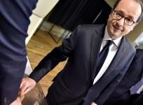 Francois Hollande calls on French to back Emmanuel Macron