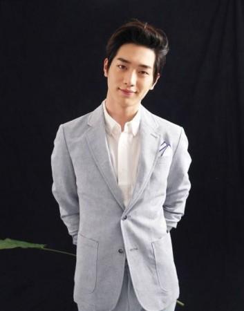 South Korean actor Seo Kang Joon could portray the male protagonist in upcoming Kdrama Are You Human Too? Seo Kang Joon