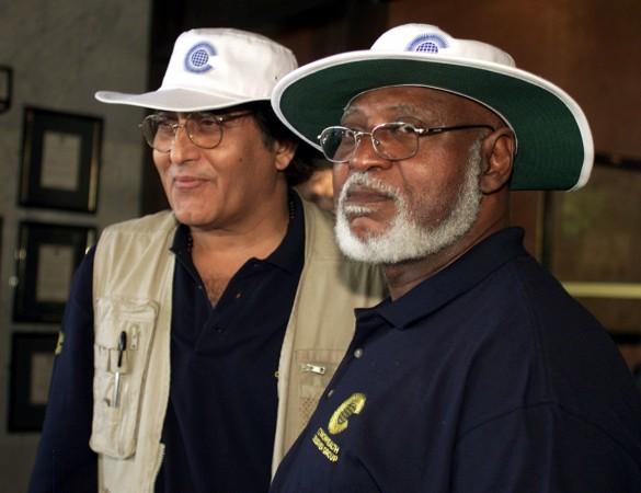 Commonwealth Head of the Zimbabwe Election Observer Mission General Abdulsalami Abubakar (R) from Nigeria after bidding farewell to India's Member of Parliament and actor Vinod Khanna from Bombay on February 27, 2002. Vinod Khanna