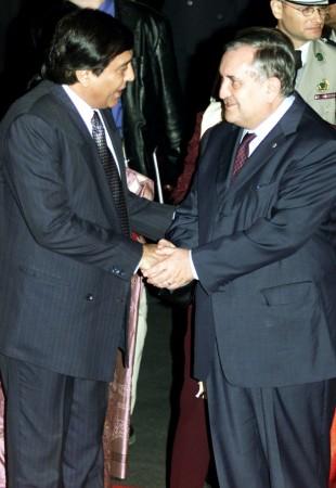French Prime Minister Jean-Pierre Raffarin (R) shakes hands with Indian Junior Foreign Minister Vinod Khanna on his arrival in New Delhi on February 6, 2003. Vinod Khanna