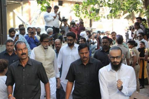 Amitabh Bachchan and Abhishek at Vinod Khanna funeral Vinod Khanna funeral