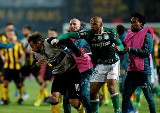 Felipe Melo (in green). Felipe Melo, Felipe Melo punches Penarol player, Palmeiras, Penarol, fight in South American football match, Copa Libertadores, CONMEBOL