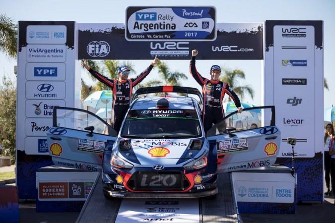 Thierry Neuville and co-driver Nicolas Gilsoul celebrating after winning Rally Argentina 2017. Thierry Neuville, Rally Argentina, WRC 2017