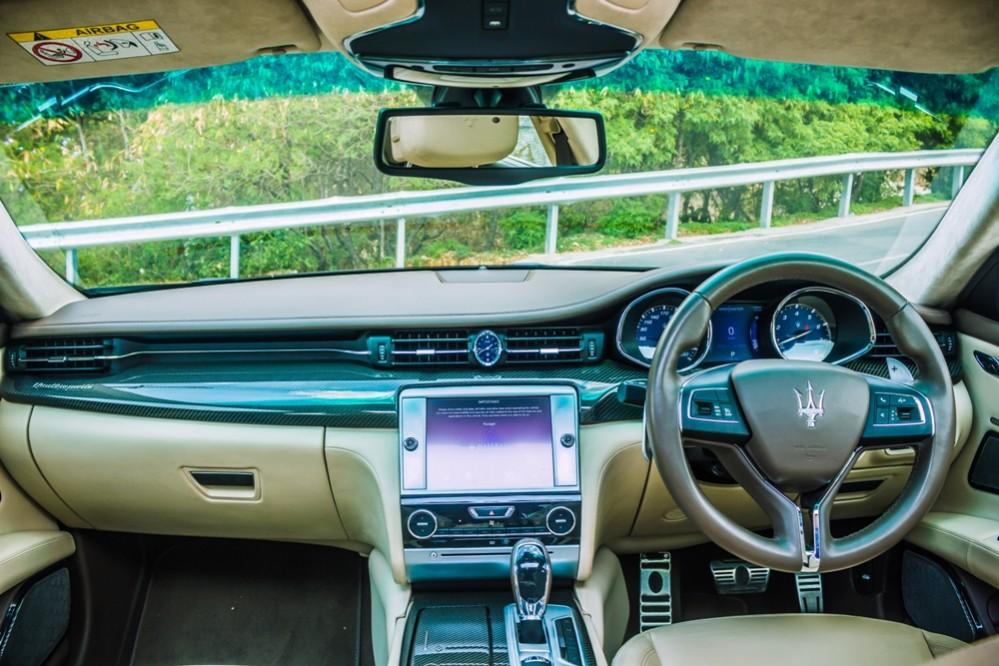 The carbon-fibre inserts in the dashboard and door with chrome inserts makes the cabin of the Quattroporte rich. Maserati Quattroporte