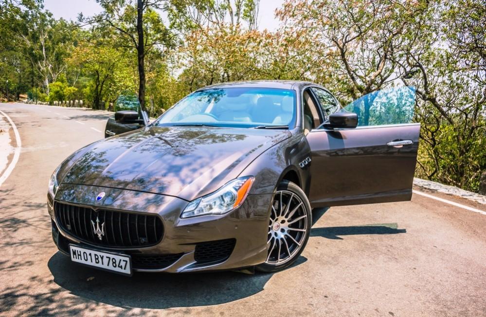 The protruding nose, a curvier yet slim headlight and the trident logo, up front adds to the charm Maserati Quattroporte