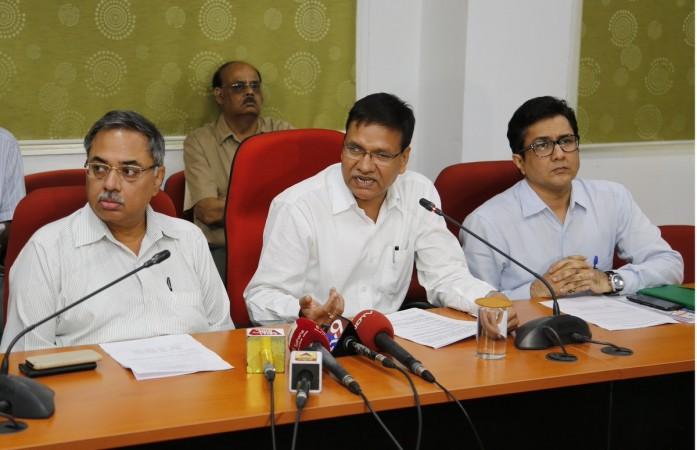 Shailendra Kumar, CCM, Central Railway, Ravinder Goyal, DRM & @Narendra_IRTS, CPRO, addressing Media on incorrect catering information. Shailendra Kumar, CCM, Central Railway, Ravinder Goyal, DRM & @Narendra_IRTS, CPRO, addressing Media on incorrect catering information.