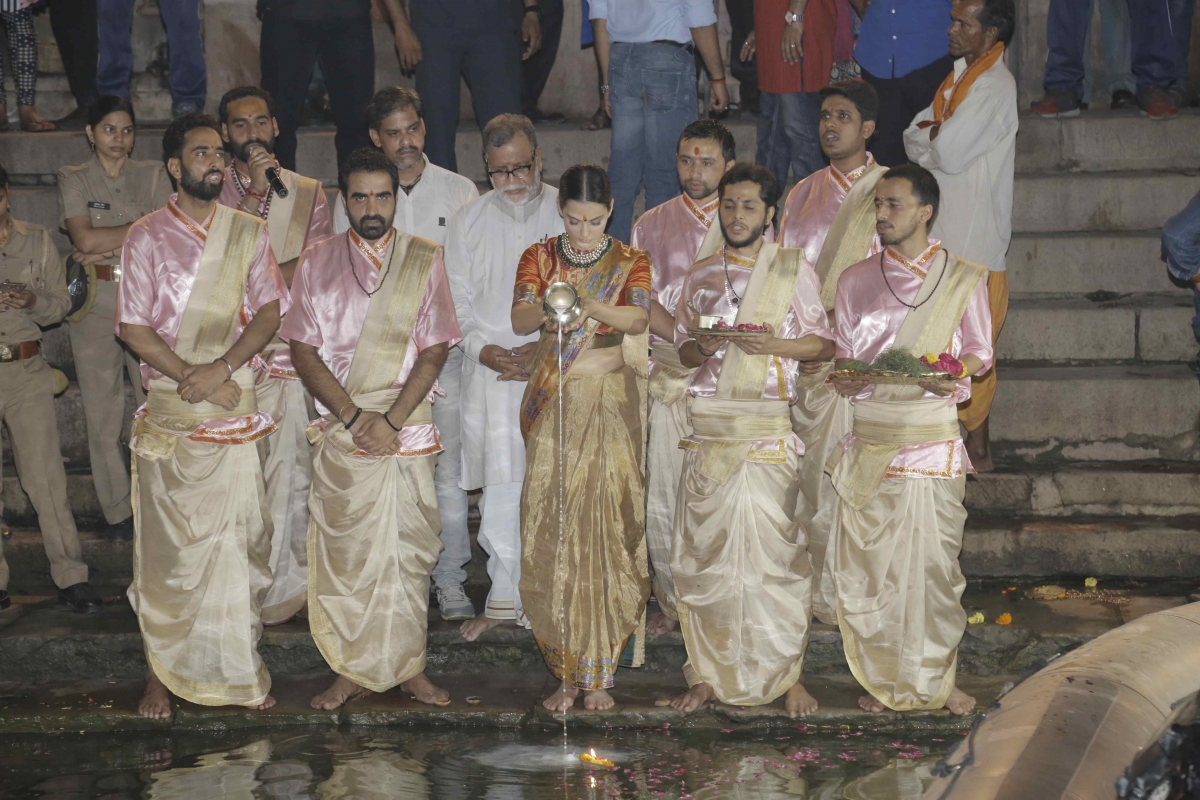 Kangana Ranaut at Dashwamedh ghat in Varanasi