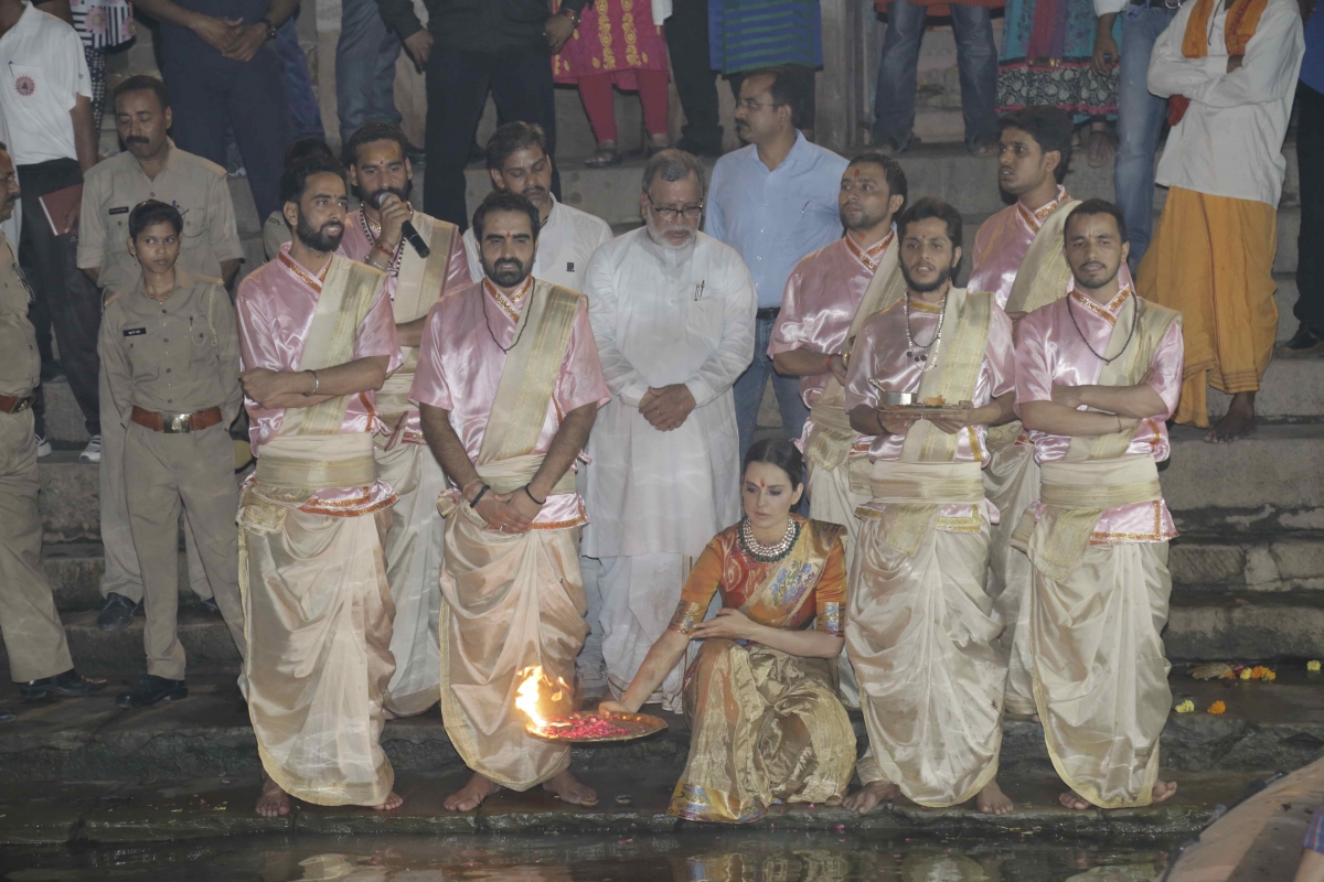 Kangana Ranaut at Dashwamedh ghat in Varanasi