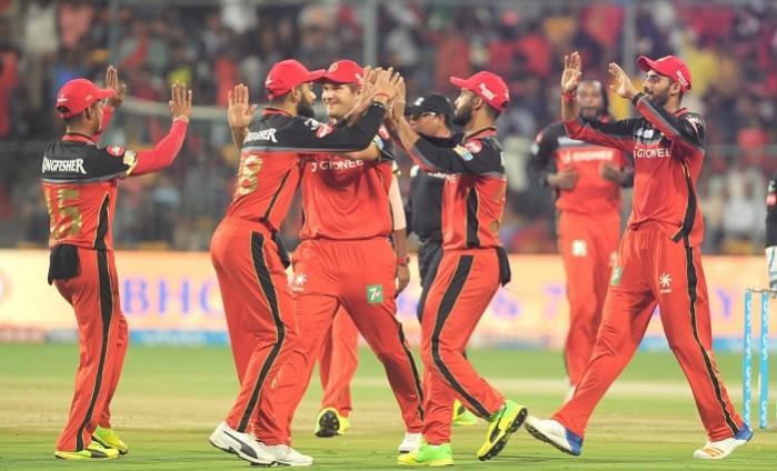 Rare sight? RCB players celebrate during a match in IPL. Royal Challengers Bangalore vs Kolkata Knight Riders live streaming, Royal Challengers Bangalore vs Kolkata Knight Riders, RCB vs KKR live, RCB vs KKR, IPL 2017, IPL live streaming, Virat Kohli, Gautam GambirAB de Villers, Chris Gayle, Chris Lynn, Robin U