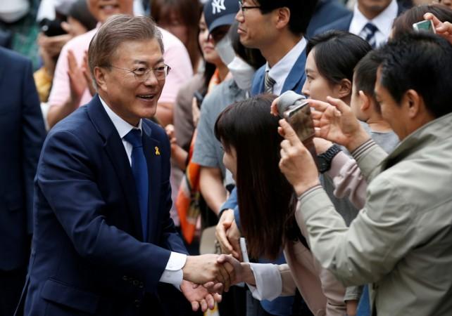 Moon Jae-in greets supporters Moon Jae-in