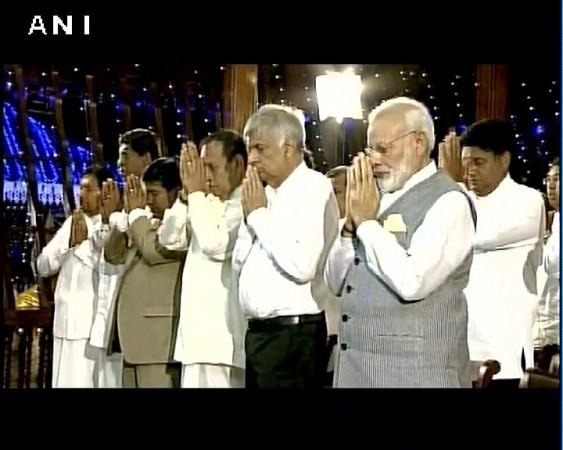 Modi offers prayers ar the Gangaramaya Temple. Modi offers prayers ar the Gangaramaya Temple.
