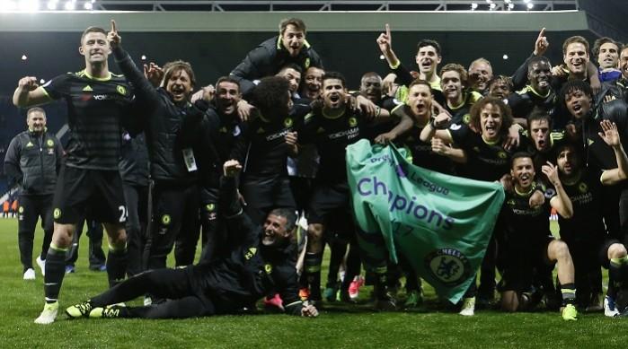 Chelsea players celebrate after clinching the English Premier League title Chelsea, EPL, champions, West Brom, Antonio Conte