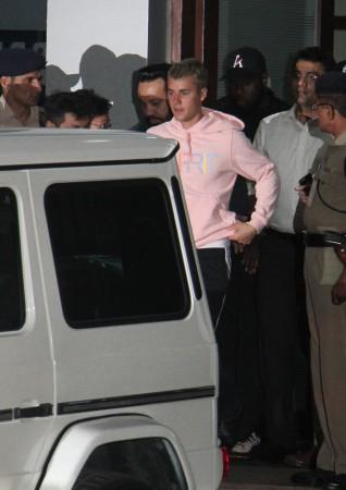 Shera as Justin Bieber's security guard at Mumbai airport Shera as Justin Bieber's security at Mumbai airport