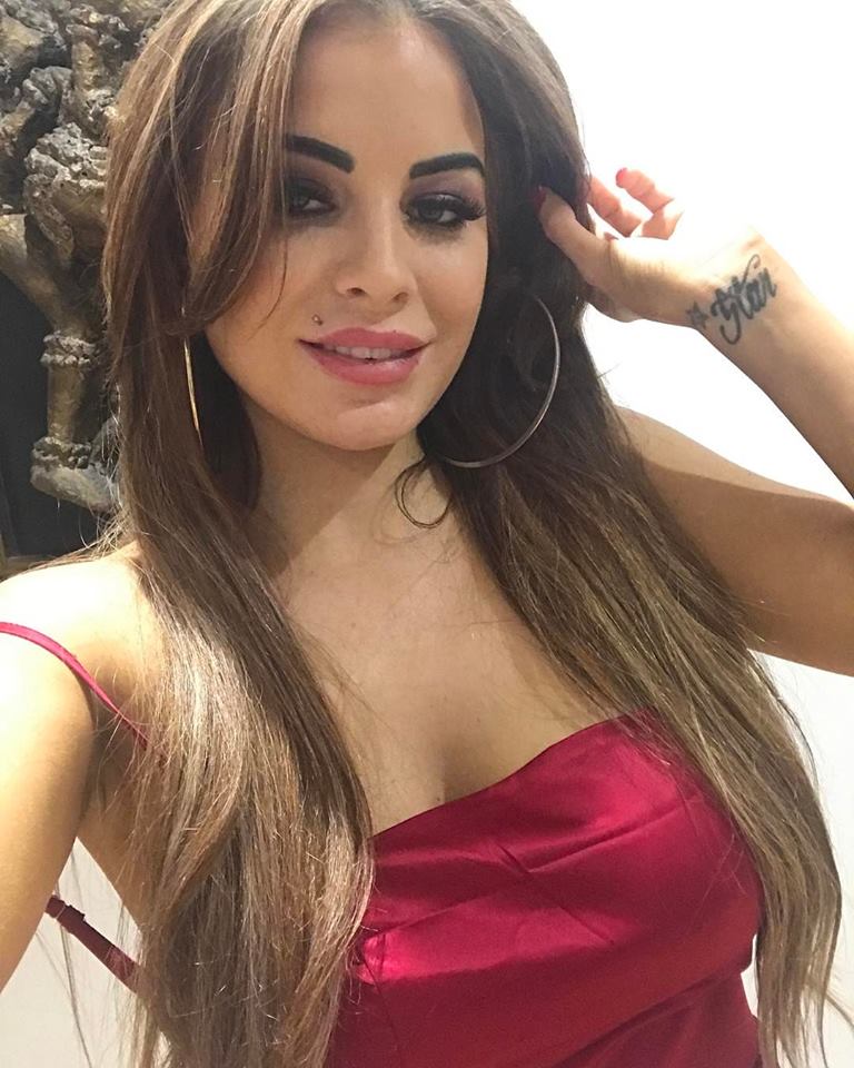 Carla Howe suffers wardrobe malfunction and flashes her nipples at ...