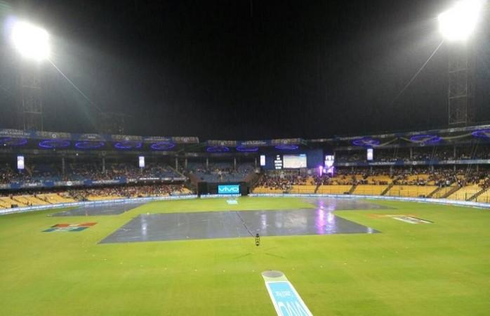 Rain delayed the second innings of the Eliminator by over three hours Chinnaswamy Stadium, rain, covers, SRH, KKR