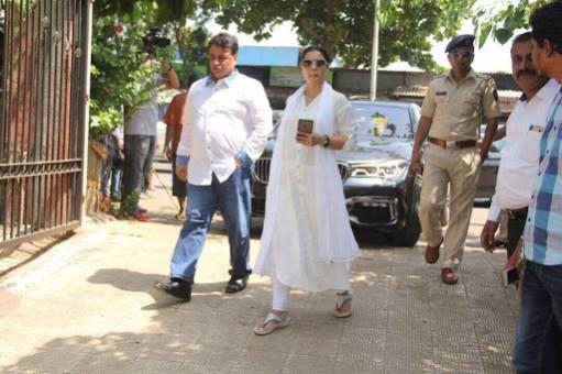 Kajol at Reema Lagoo funeral Kajol at Reema Lagoo funeral