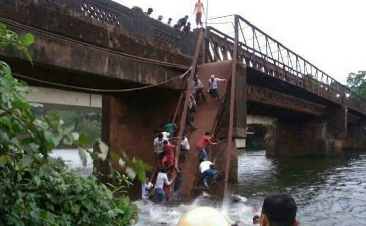 Sanvordem: A portion of a foot bridge collapses in Sanvordem, Curchorem of Goa on May 18, 2017. Goa bridge collapse