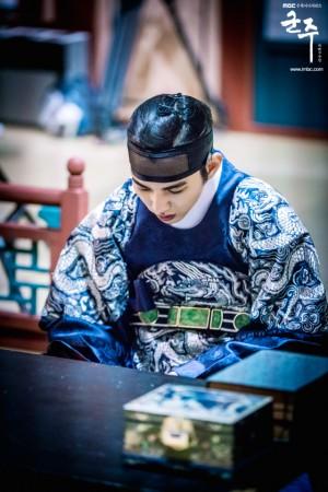 Crown Prince Yi Sun might join Pyunsoo group in Ruler Master Of The Mask episode 9. Ruler Master Of The Mask