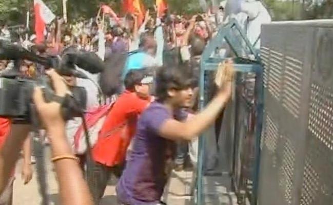 Left protesters clash with the police during 'Nabanno Abhijan' Left protesters clash with the police during 'Nabanno Abhijan'