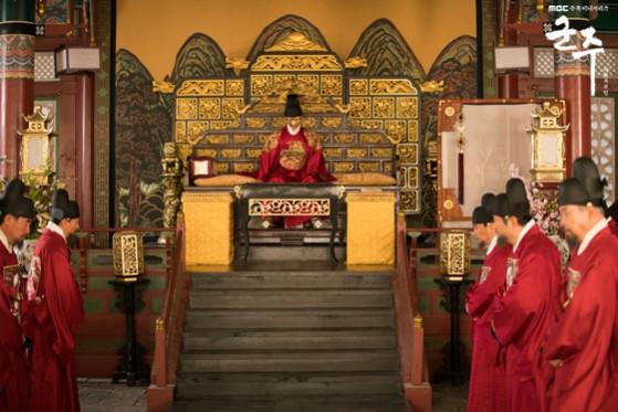 The fake King Yi Sun. Ruler: Master Of The Mask