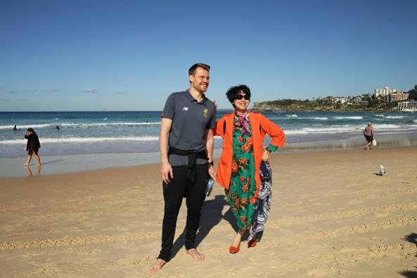 Simon Mignolet with a fan. Jurgen Klopp, Liverpool, Liverpool Australia, Premier League, Australia